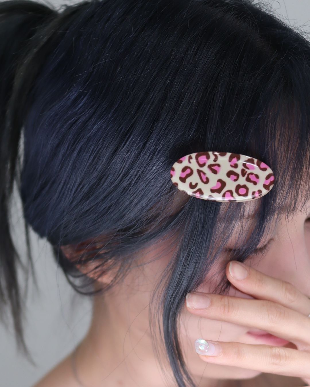 Pebble enamel finish leopard metal hair clip