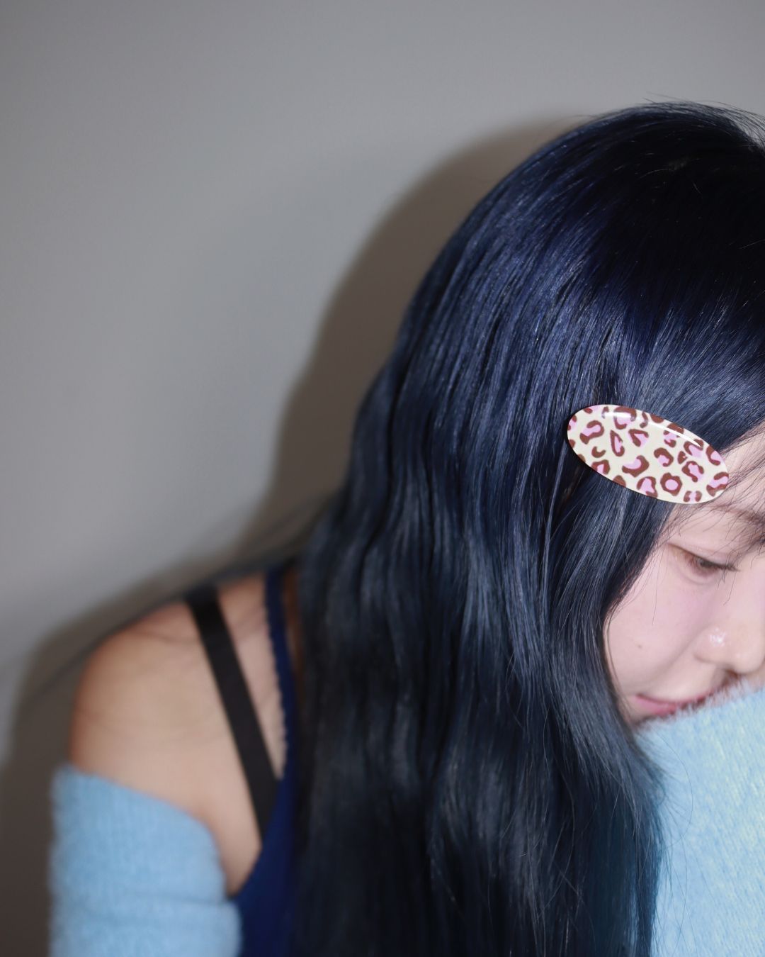 Pebble enamel finish leopard metal hair clip